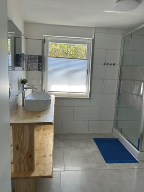 Dusche, Handtücher, Seife, Toilettenpapier