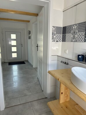 Douche, serviettes fournies, savon, papier toilette