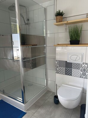 Shower, towels, soap, toilet paper - Vacation apartment Kristina Steinmetz in Gartz (Oder) (Gartz/O.)