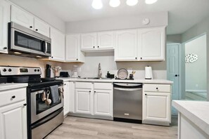 R éfrigérateur, four à micro-ondes, un four, surface de cuisson