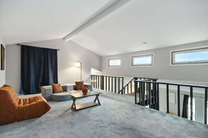 Televisión, chimenea y oficina 