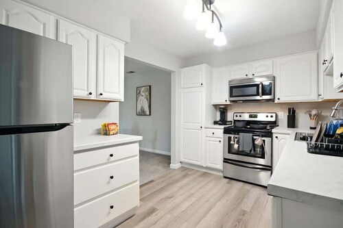 Stylish 2BR Loft, Near ISU, Hospitals & Downtown