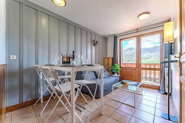 Cosy alpine apartment in the heart of Val Thorens with ski resort charm and balcony access.