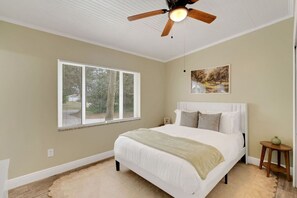 4 bedrooms, desk, WiFi