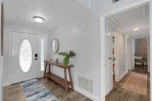 Interior - Citrus Oasis: 4BR Pool Home (Winter Park)
