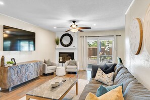 Télévision, cheminée