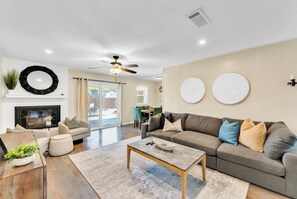 Een televisie en een open haard