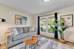 Een televisie en een open haard