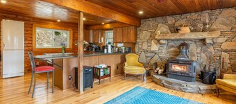 Secluded Log Cabin Retreat+Mtn Views+Walking trails