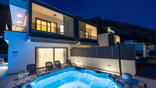 A modern two-story house with a hot tub in the backyard. - Villa Azulmar with Heated Pool (Makarska)