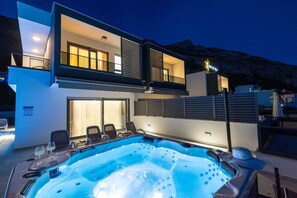 A modern two-story house with a hot tub in the backyard. - Villa Azulmar with Heated Pool (Makarska)
