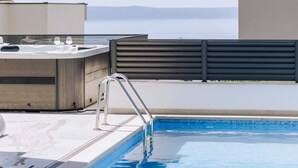 A rooftop pool with a clear view of the sea and mountains in the background. - Villa Azulmar with Heated Pool (Makarska)