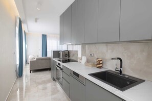 Fridge, oven, stovetop, dishwasher