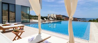 Villa Luxleon with Pool
