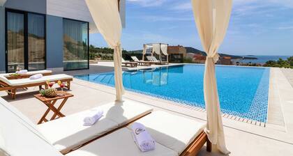 Villa Luxleon with Pool