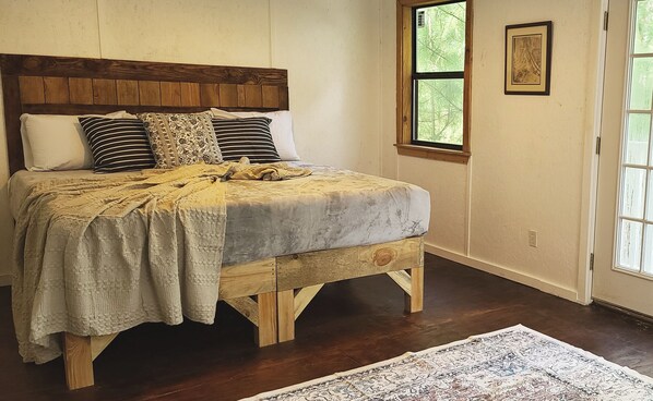 2 bedrooms, internet, bed sheets