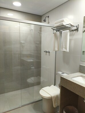 Phòng Suite Executive | Phòng tắm | Buồng tắm vòi sen, máy sấy tóc, khăn tắm, xà phòng