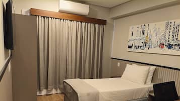 Caja de seguridad en la habitación y escritorio