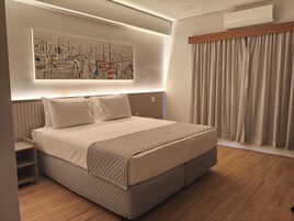 Quarto casal luxo | Cofres nos quartos, escrivaninha, espaço de trabalho para notebook