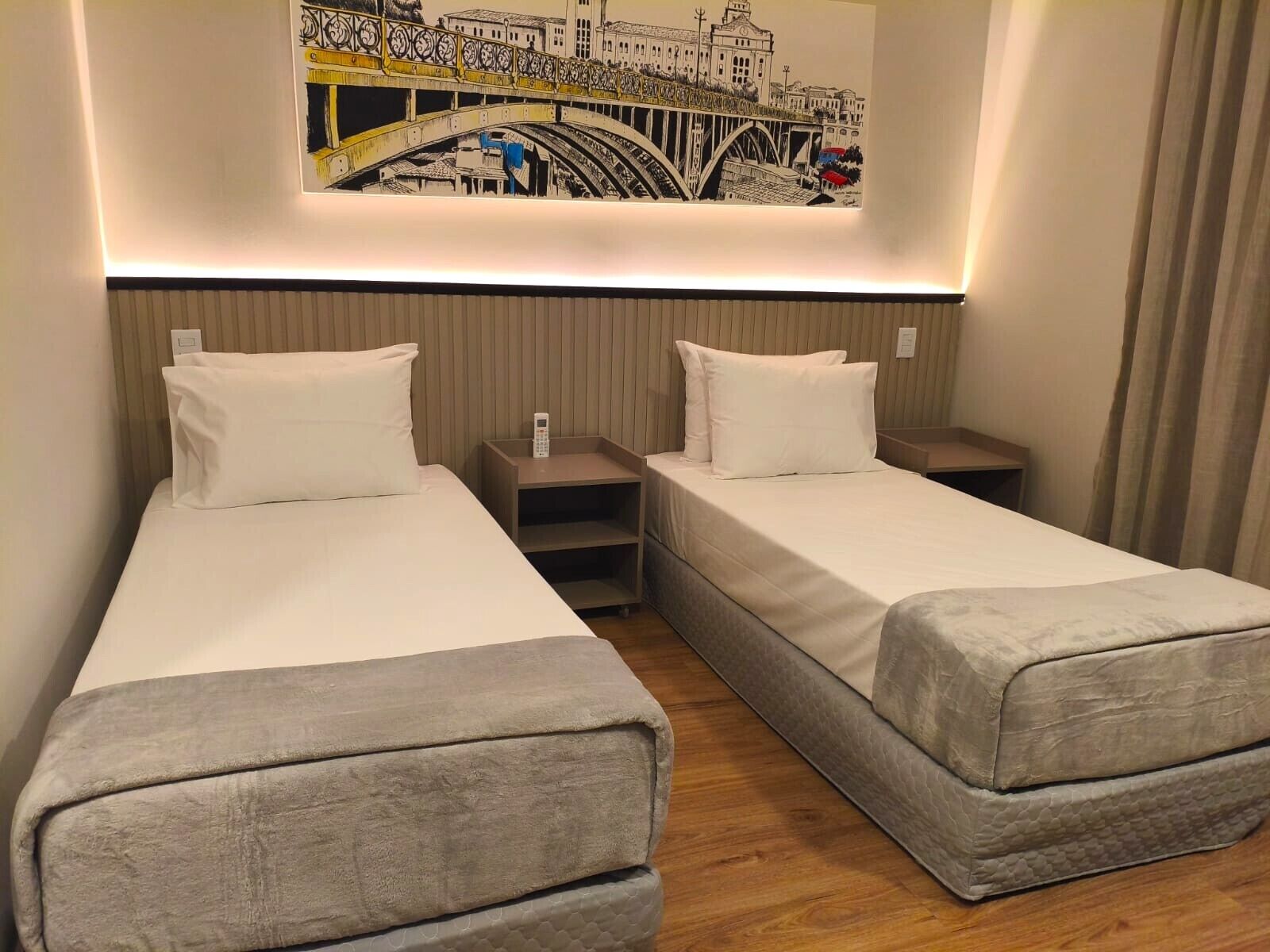 ห้องเอ็กเซกคิวทีฟทวิน, อุปกรณ์ช่วยการเคลื่อนไหว | ตู้นิรภัยในห้องพัก, โต๊ะทำงาน, พื้นที่ทำงานแบบใช้แล็ปท็อป