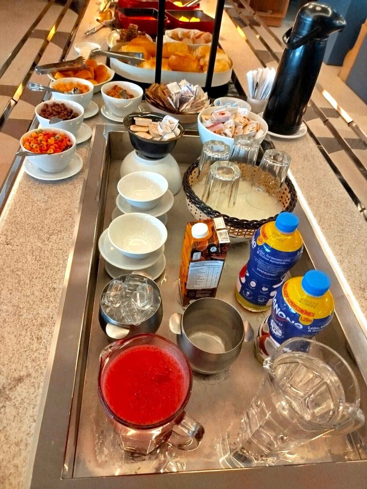 Un bufé de desayuno con diversas opciones de comida y bebidas.