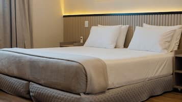 Quarto casal luxo, acessível para pessoas com deficiência física | Cofres nos quartos, escrivaninha, espaço de trabalho para notebook