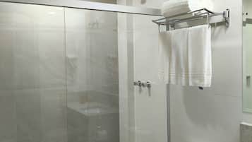 Deluxe Triple Room, Multiple Beds | Bathroom