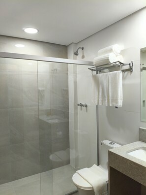 Deluxe-Dreibettzimmer, Mehrere Betten | Badezimmer