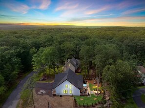 Exterior - Woodacres Way- Golf Sim, Hot Tub, Sauna, game room, pet friendly! (East Stroudsburg)