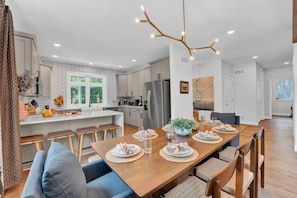 Dining - Woodacres Way- Golf Sim, Hot Tub, Sauna, game room, pet friendly! (East Stroudsburg)