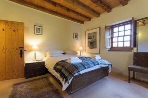 6 bedrooms, iron/ironing board, WiFi, bed sheets