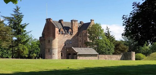 Historic 6-Bedrooms Castle Retreat