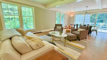 Smart TV, fireplace, ping pong, books