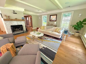 Smart TV, chimenea, tenis de mesa y libros 