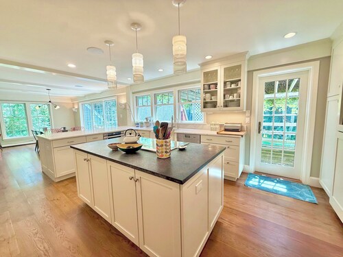 Beautiful House in the Woods: Huge Yard, Hot Tub