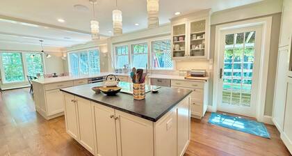 Beautiful House in the Woods: Huge Yard, Hot Tub