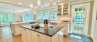 Beautiful House in the Woods: Huge Yard, Hot Tub