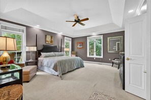 6 Schlafzimmer, Schreibtisch, Bügeleisen/Bügelbrett, Reisekinderbett