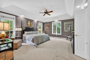6 Schlafzimmer, Schreibtisch, Bügeleisen/Bügelbrett, Reisekinderbett