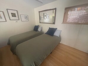 1 dormitorio, tabla de planchar con plancha, wifi y ropa de cama