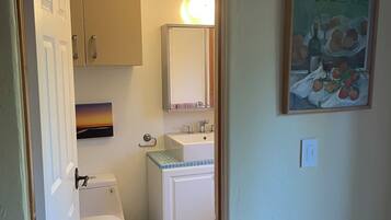 ヘアドライヤー、タオル、石鹸、トイレットペーパー