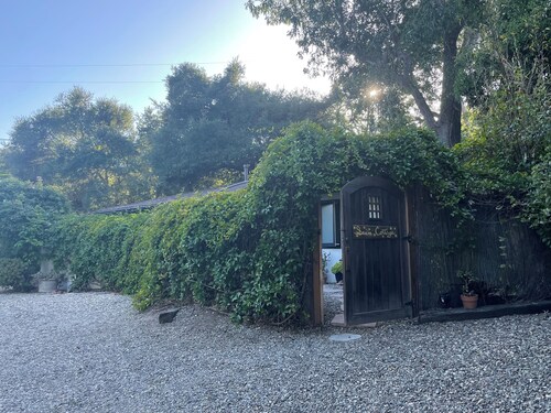 Charming guest cottage in Santa Barbara with access to hiking and the  beach