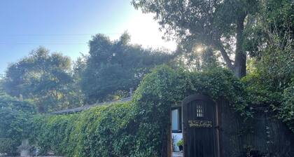 Charming guest cottage in Santa Barbara with access to hiking and the beach