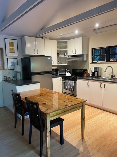 Charming 1-bedroom cottage in Santa Barbara with access to hiking and the  beach
