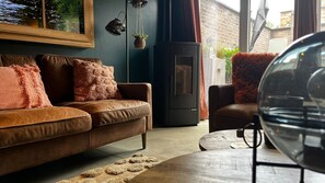Una Smart TV, una chimenea, libros, una biblioteca de música