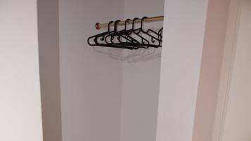 Eenvoudige tweepersoonskamer | Geluiddichte muren, gratis wifi