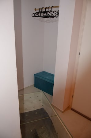 Quarto casal básico | Quartos à prova de som, Wi-Fi de cortesia