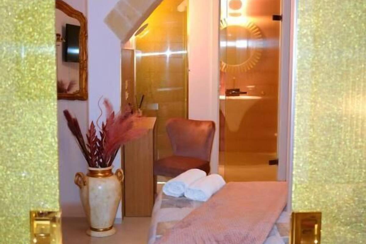 Habitación Deluxe doble | Zona de estar | Una televisión