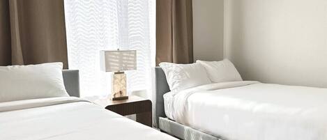 2 室のベッドルーム、デスク、アイロン / アイロン台、旅行用ベビーベッド