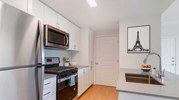 Refrigerador, microondas, horno y parrilla de estufa